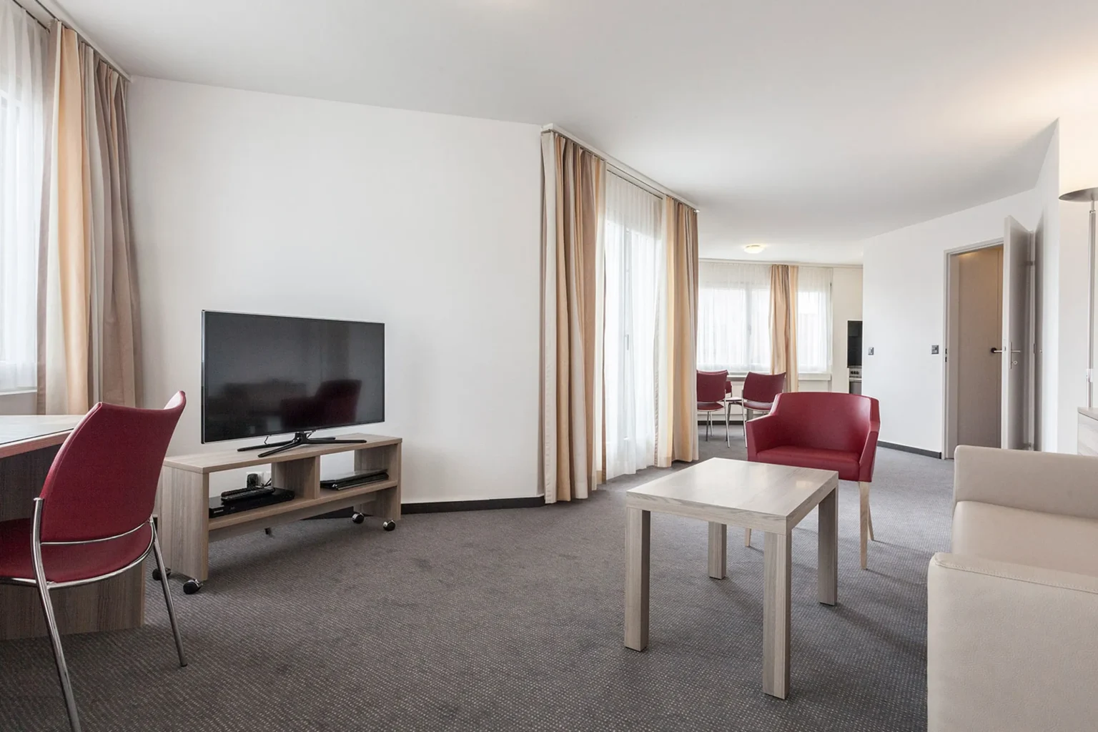 emahouse aussersihl 2 zimmer 091.jpg 1250x833 q100 high resolution crop smart subsampling 2 upscale@2x.jpg