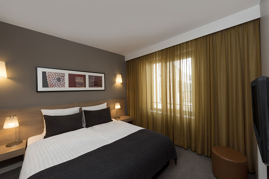 adina apartment hotel hamburg michel one bedroom apartment bedroom 01 2017 900x600