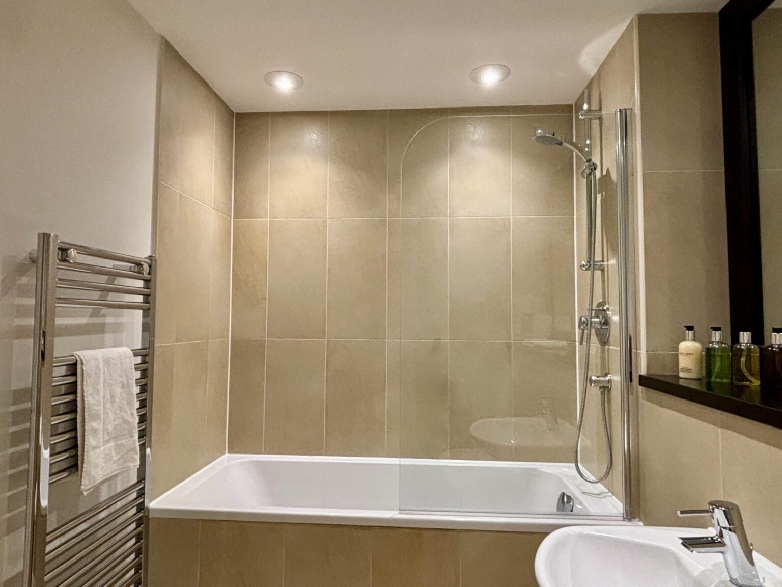 the hamiltons superior bathroom 2 2048x1536