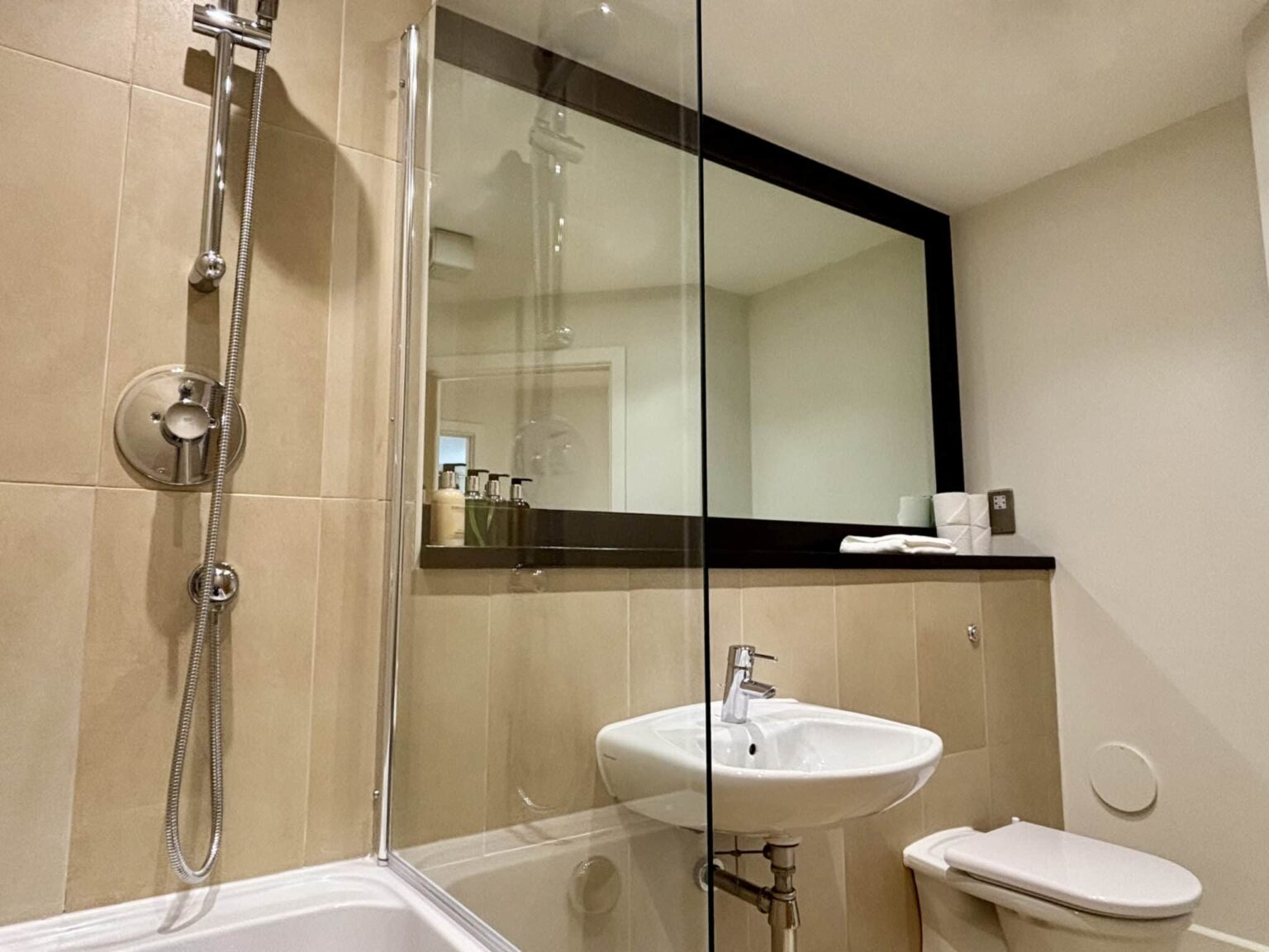 the hamiltons superior bathroom 2048x1536