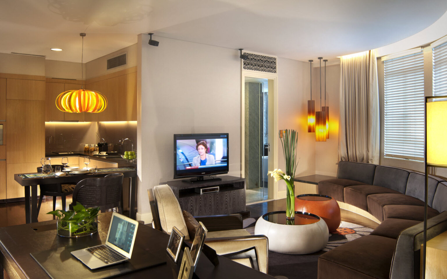 sr singapore asc raffles place finlayson suite living area hr